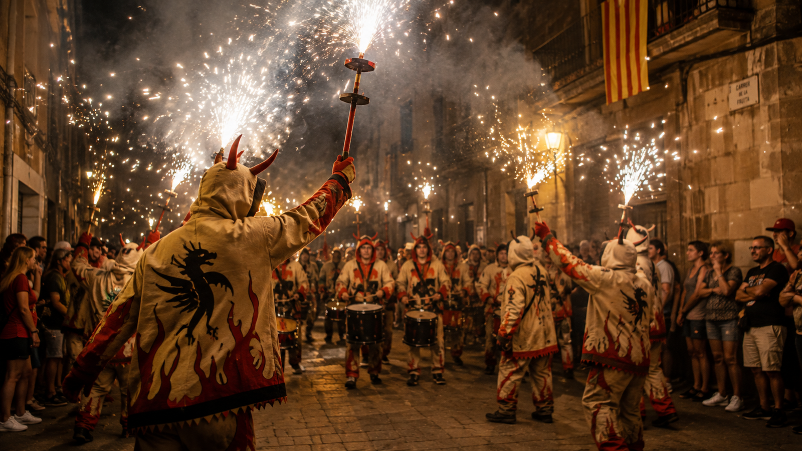 correfocs-cataluna-cultura-economia-local Correfoc en Cataluña durante una fiesta mayor con diablos, fuego y público en la calle